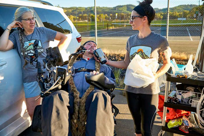 Teena (left) and Celina kept Ian’s tank full at the starting line.